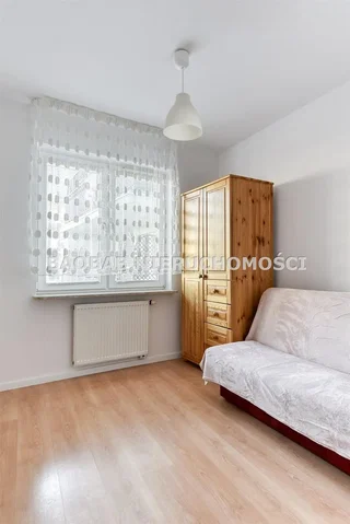 Ložnice; dřevěná podlaha, přirozené světlo