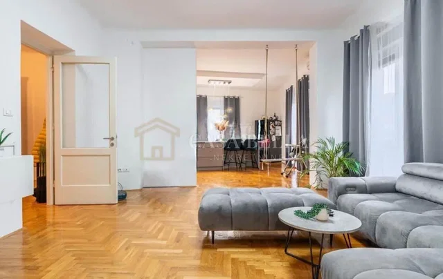 Wohnzimmer; holzboden, tageslicht, moderner stil