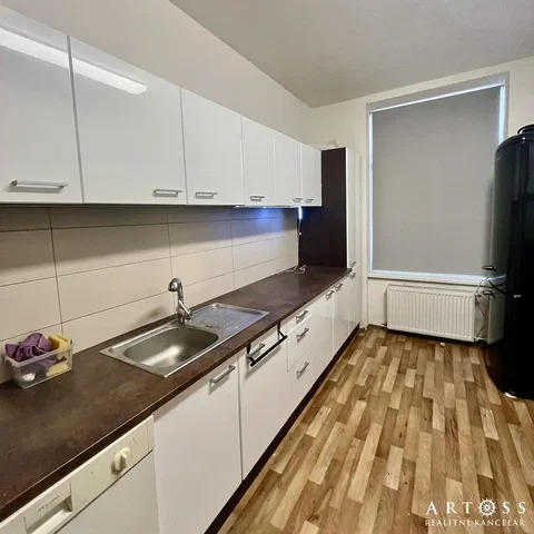 Kitchen; kitchen appliances, tile floor
