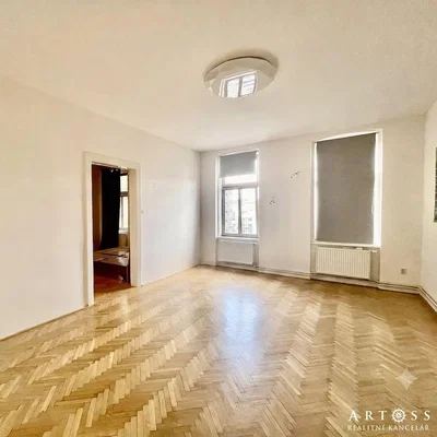Остало; дрвени под, природно светло