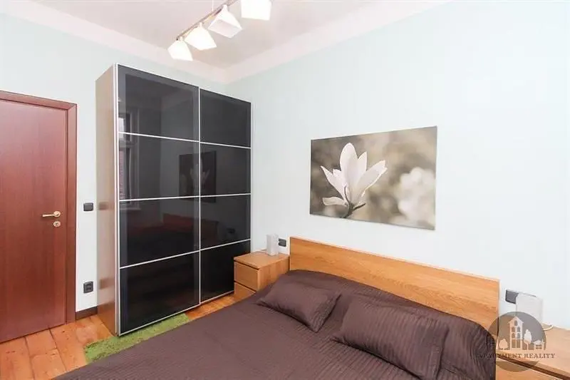 Schlafzimmer; holzboden, tageslicht, moderner stil