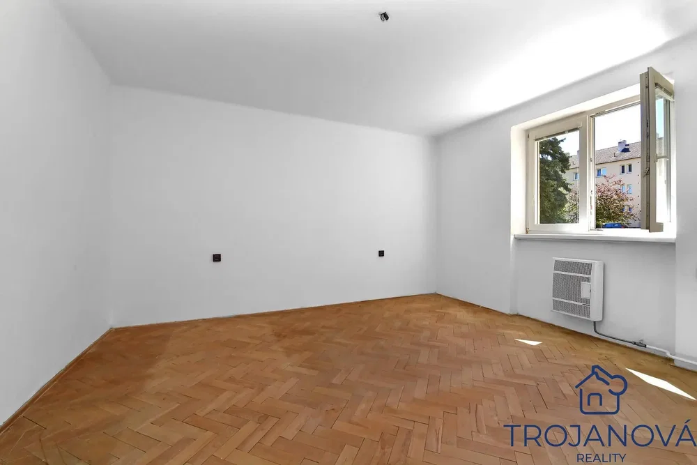 Ložnice; dřevěná podlaha, přirozené světlo, nutná rekonstrukce