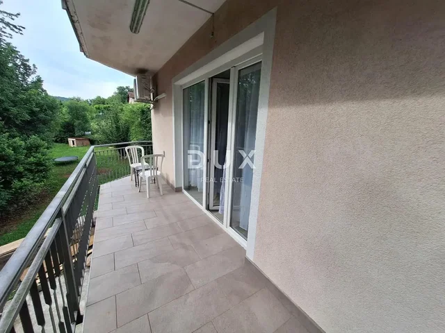Balkon; dlažba, výhled, přirozené světlo