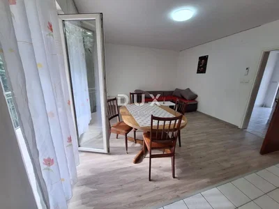 Obývací pokoj; přirozené světlo, dřevěná podlaha