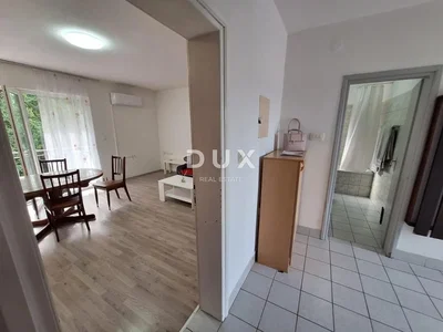 Obývací pokoj; přirozené světlo, dřevěná podlaha, dlažba