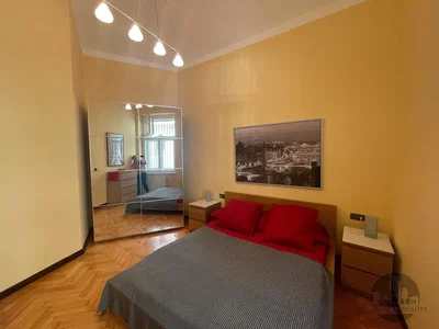 Camera da letto; pavimento in legno, luce naturale