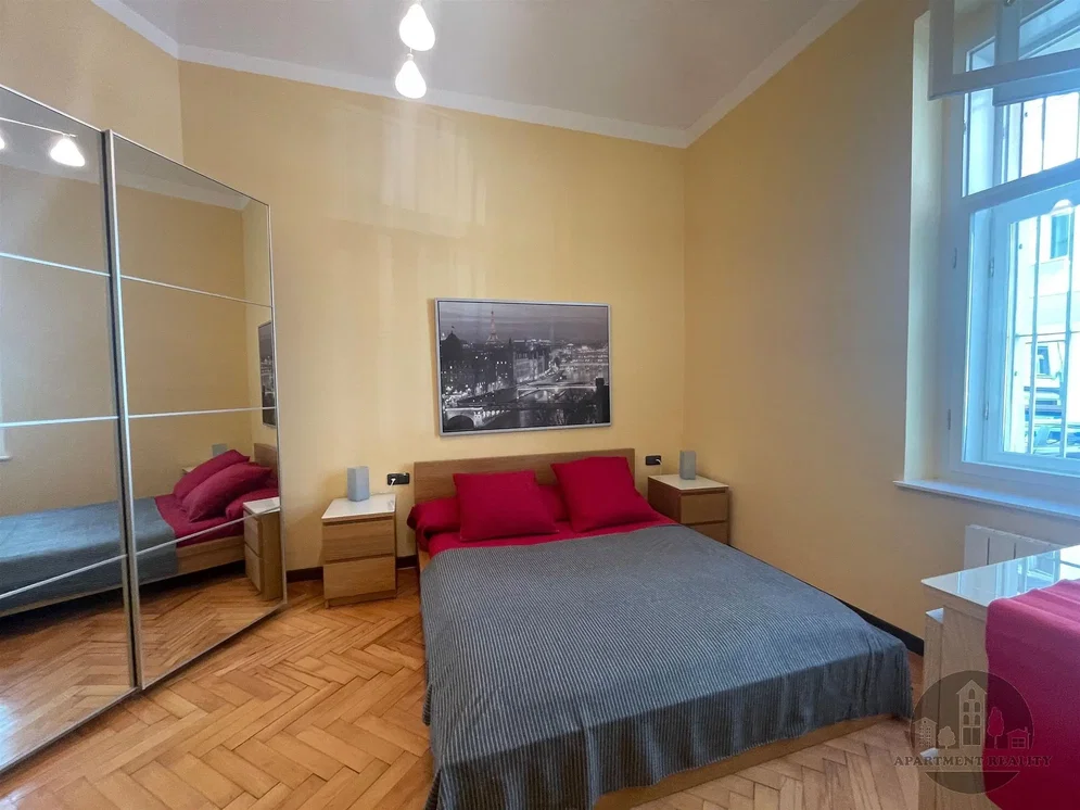 Camera da letto; pavimento in legno, luce naturale
