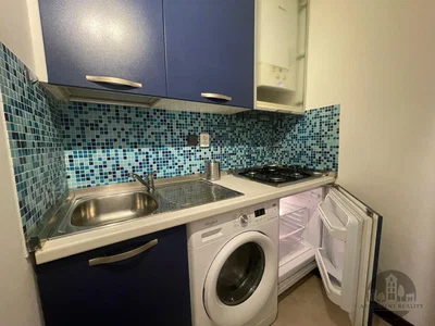 Cucina; elettrodomestici, pavimento in piastrelle