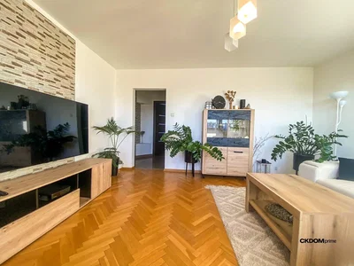 Obývací pokoj; dřevěná podlaha, přirozené světlo, moderní styl