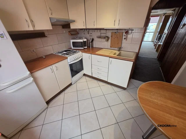 Cozinha; eletrodomésticos, chão de azulejo, precisa de renovação
