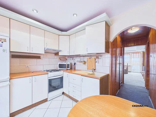 Cuisine; électroménager, carrelage, nécessite rénovation