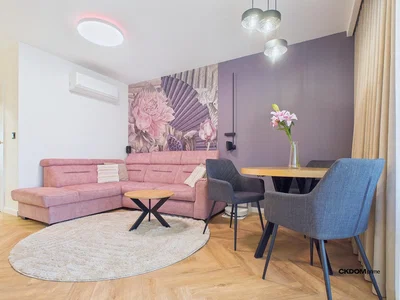 Dnevni boravak; drveni pod, prirodna svjetlost, moderan stil