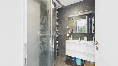 Banyo; fayans zemin, doğal ışık