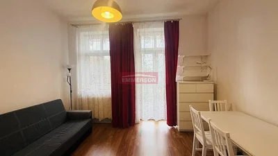 Oturma odası; ahşap zemin, doğal ışık, modern stil