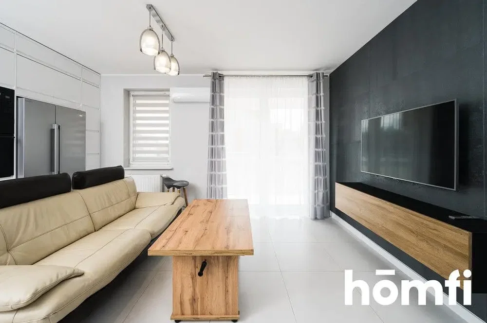 Oturma odası; doğal ışık, modern stil, ahşap zemin