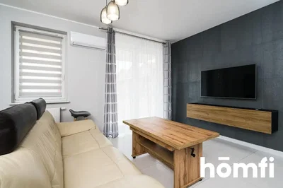 Oturma odası; doğal ışık, modern stil, ahşap zemin