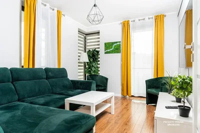 Oturma odası; doğal ışık, ahşap zemin, modern stil