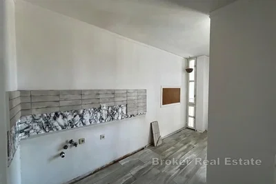 Кухиња; потребна реновација, плочице