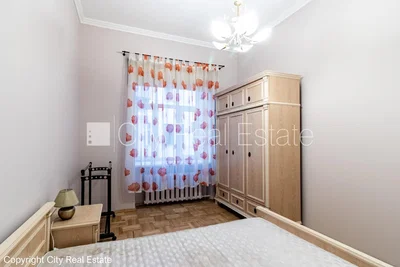 Schlafzimmer; holzboden, tageslicht