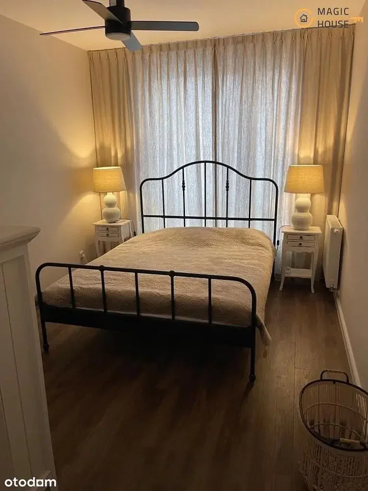 Спаваћа соба; дрвени под, природно светло
