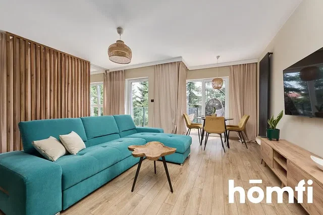 Oturma odası; ahşap zemin, doğal ışık, modern stil