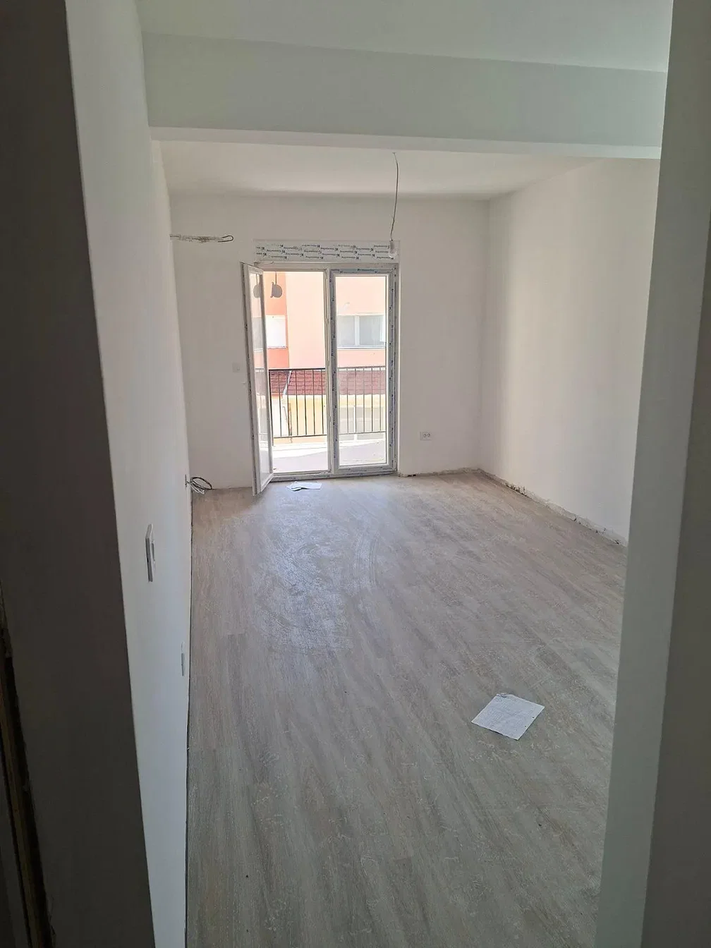 Ostatní; dlažba, nutná rekonstrukce, přirozené světlo