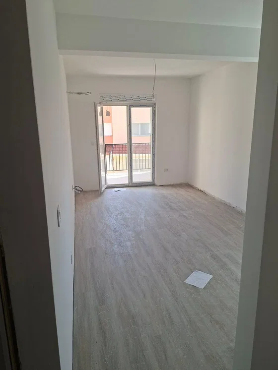 Ostatní; dlažba, nutná rekonstrukce, přirozené světlo