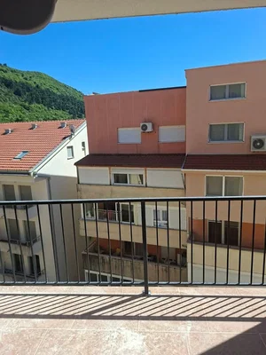 Balkon; výhled, dlažba