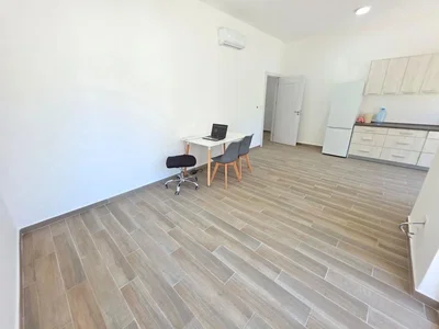Outro; chão de azulejo, luz natural, renovado