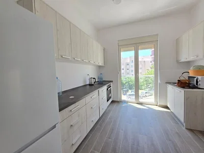 Cozinha; luz natural, chão de azulejo