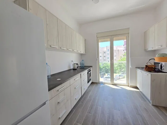 Cuisine; lumière naturelle, carrelage