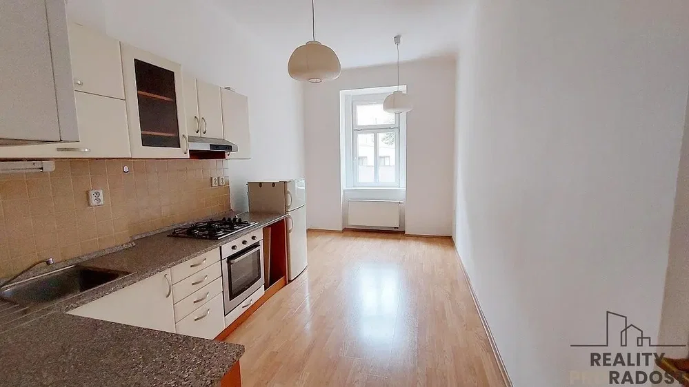 Cucina; elettrodomestici, pavimento in legno, luce naturale