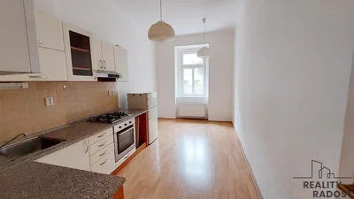 Cucina; elettrodomestici, pavimento in legno, luce naturale