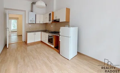 Cucina; elettrodomestici, pavimento in legno, luce naturale