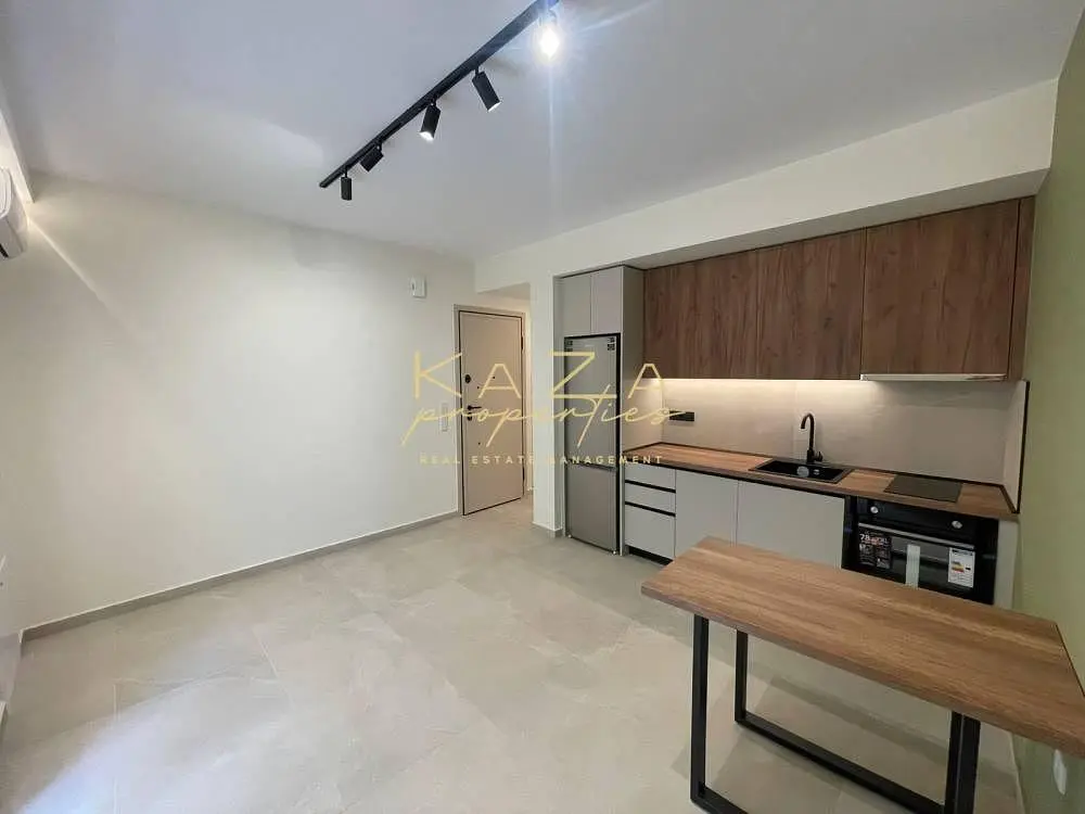 Cuisine; électroménager, carrelage, lumière naturelle, rénové