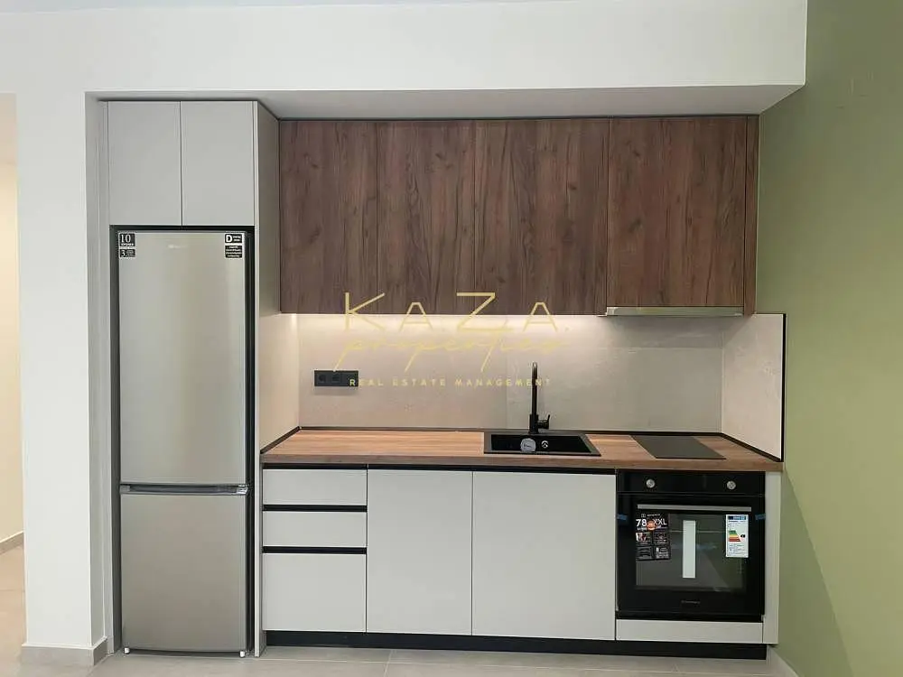 Cuisine; électroménager, rénové, lumière naturelle