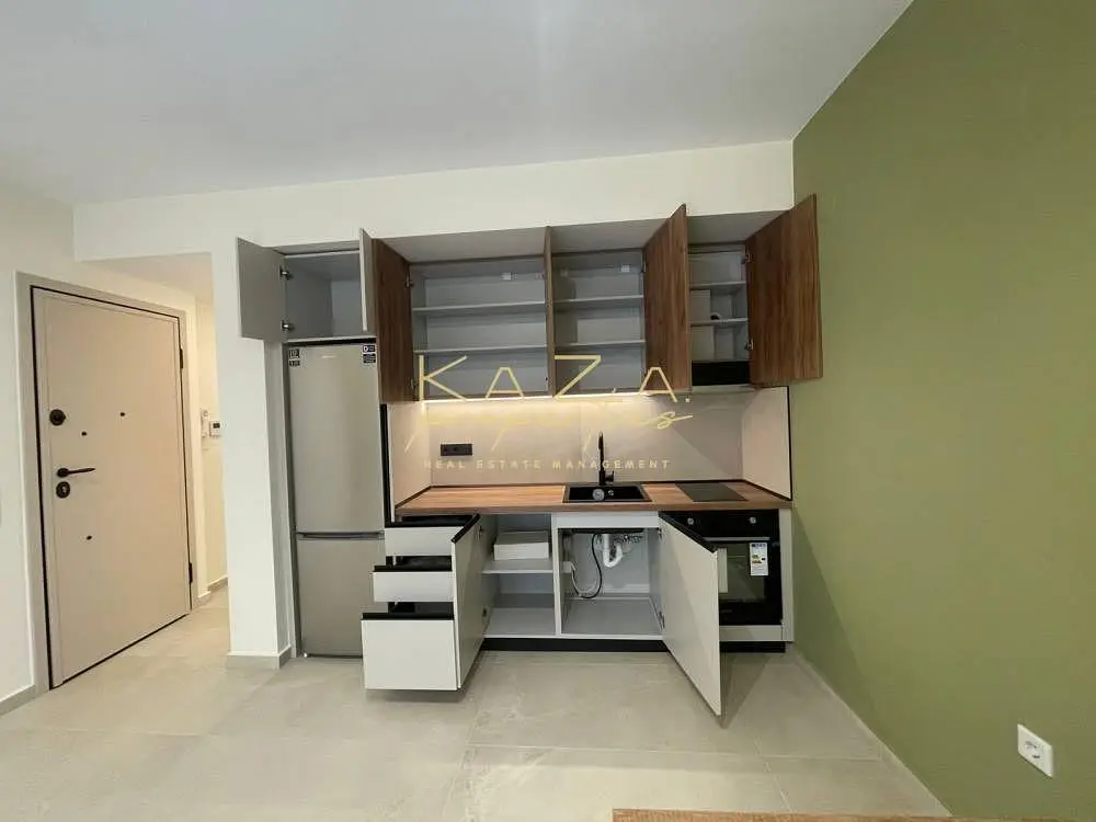 Cuisine; électroménager, carrelage, rénové, lumière naturelle