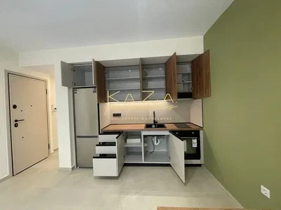 Cuisine; électroménager, carrelage, rénové, lumière naturelle