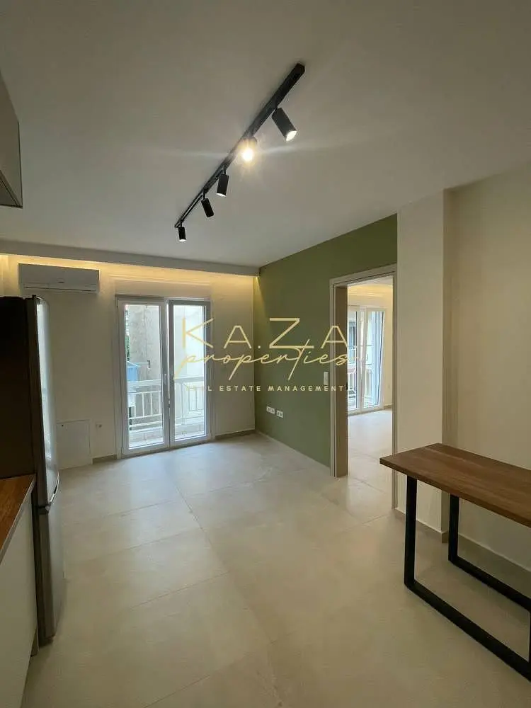 Salon; carrelage, lumière naturelle