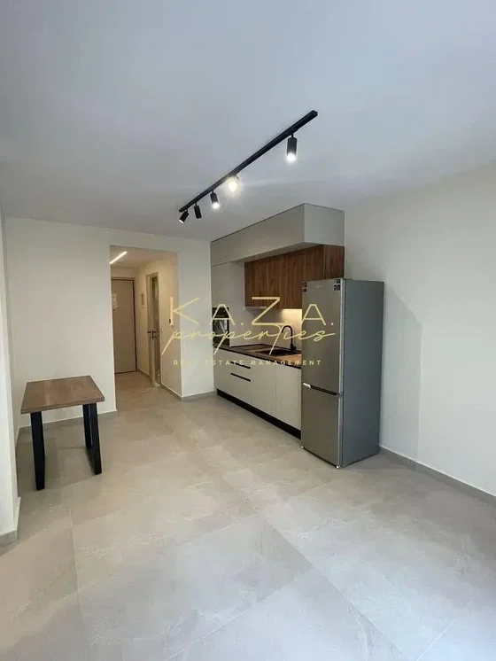 Cuisine; électroménager, carrelage, lumière naturelle