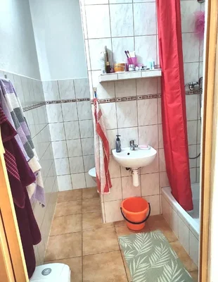 Badezimmer; fliesenboden, tageslicht