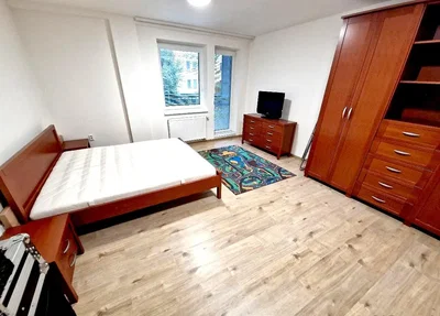 Schlafzimmer; holzboden, tageslicht