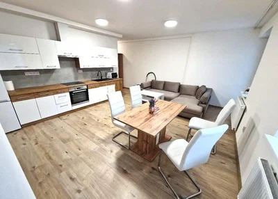 Wohnzimmer; küchengeräte, holzboden, tageslicht, moderner stil