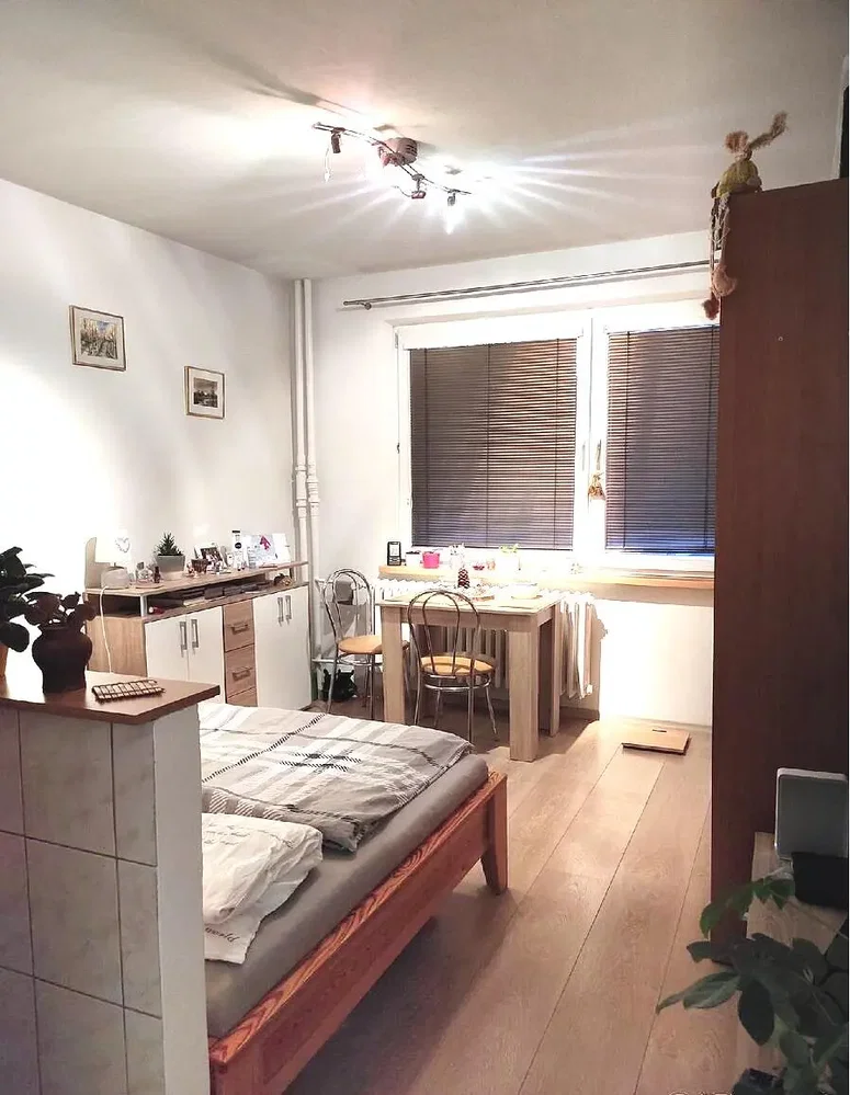 Schlafzimmer; tageslicht, fliesenboden, holzboden