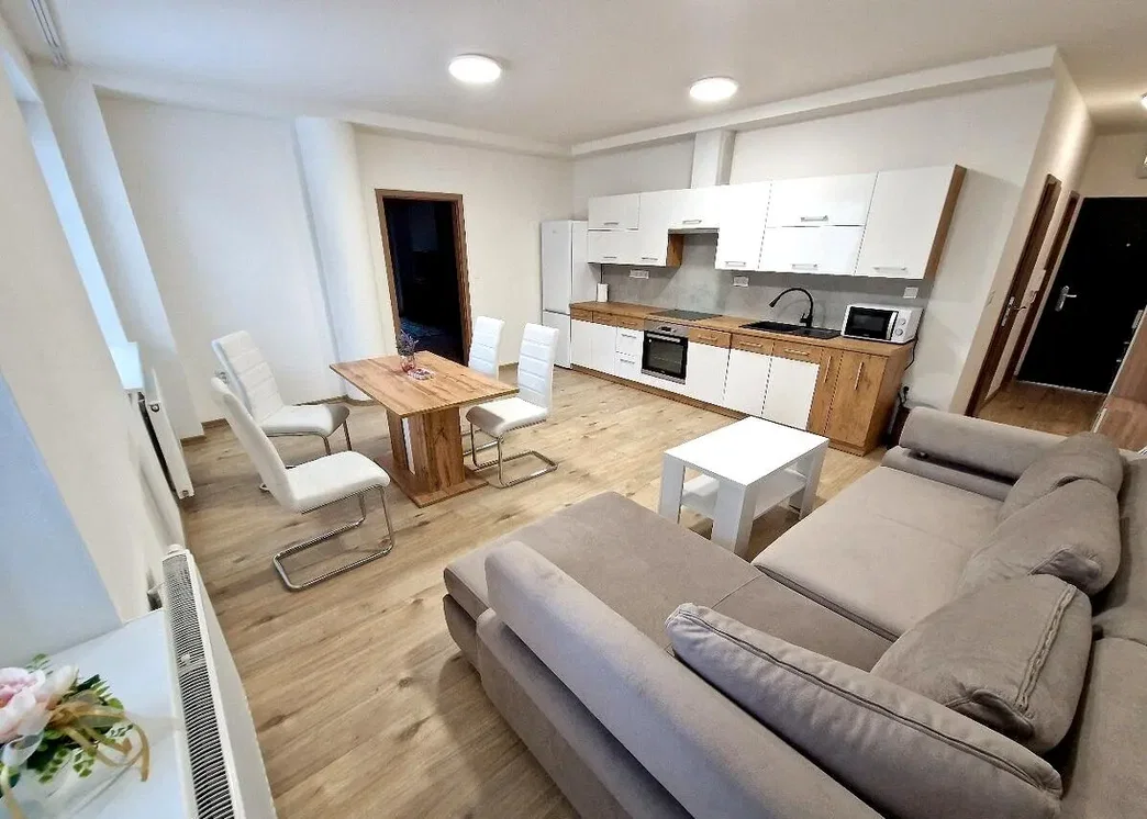 Wohnzimmer; küchengeräte, holzboden, tageslicht, moderner stil