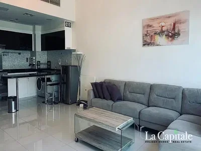 Oturma odası; mutfak aletleri, ahşap zemin, doğal ışık, modern stil