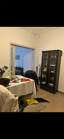 Sala da pranzo; pavimento in piastrelle, luce naturale