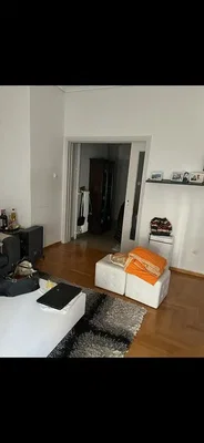 Woonkamer; houten vloer, natuurlijk licht