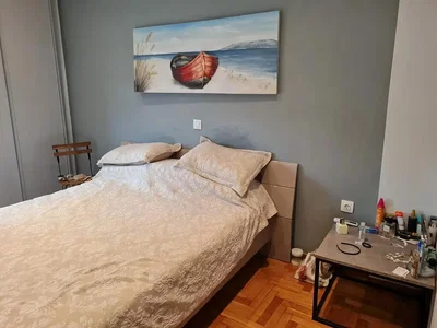 Slaapkamer; houten vloer, natuurlijk licht