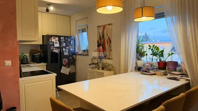 Cuisine; électroménager, lumière naturelle, carrelage
